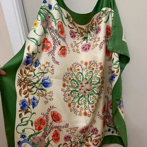 Vintage GUCCI Iconic "Flora" Silk Scarf with Green Border - Picture 7 of 11